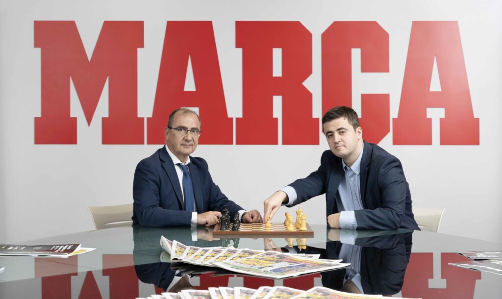 León: ajedrez contra la guerra y la crispación presentacion magistral2.jpg Juan Ignacio Gallardo, director de 'Marca', y el gran maestro Jaime Santos, uno de los participantes en el Magistral de León