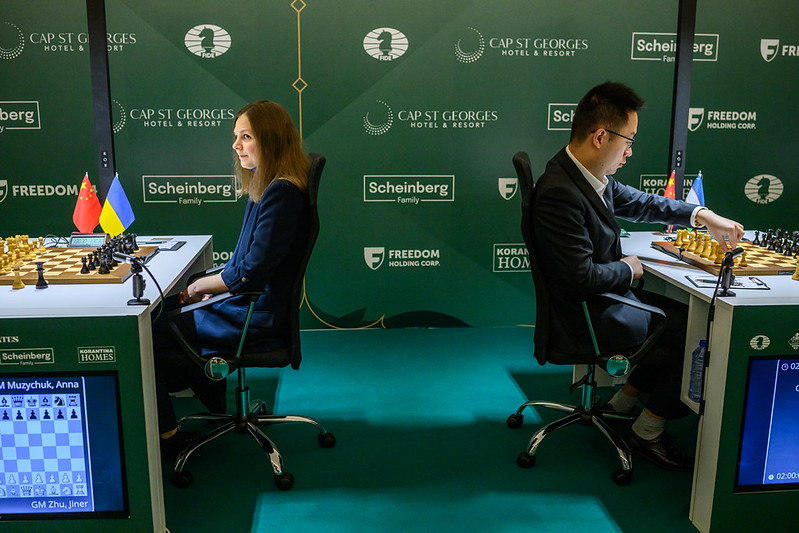 Candidatos 2026: Sindarov no se pasea, sino que corre Candidates Cyprus 2026 Michal Walusza 2634 Muzychuk Anna Ukraine Wei Yi China Anna Muzychuk y Wei Yi, espalda con espalda. Ella ganó y el perdió contra Sindarov. Foto: Michal Walusza / FIDE