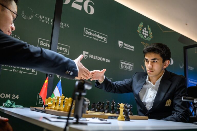 Candidatos 2026: Sindarov no se pasea, sino que corre Candidates Cyprus 2026 Michal Walusza 2650 Sindarov Javokhir Uzbekistan Wei Yi China Sindarov, con negras, derrotó a Wei Yi. Foto: Michal Walusza / FIDE