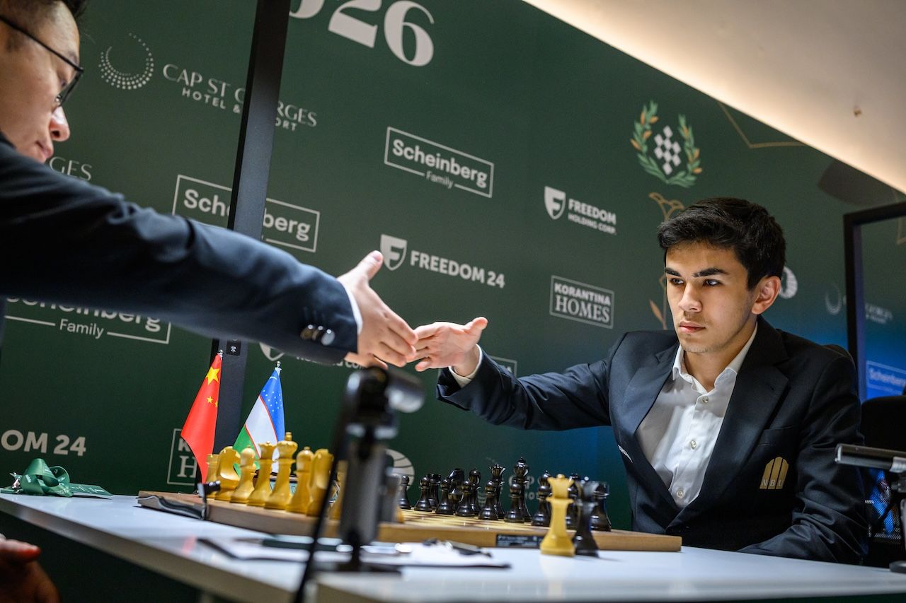 Sindarov, con negras, derrotó a Wei Yi. Foto: Michal Walusza / FIDE