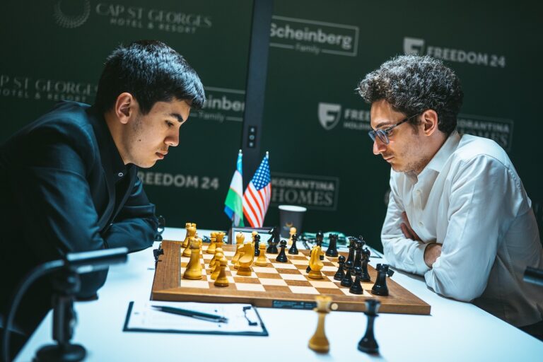 Sidarov-Caruana, duelo entre los líderes. Foto: Yoav Lis / FIDE