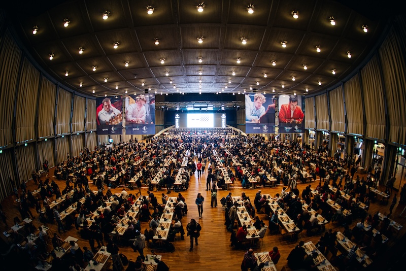 Las dos caras del selfi con Magnus Carlsen Carlotta Wessel Grenke Freestyle Day1 020426 Karlsruhe Germany DSC6348 copy Impresionante imagen del festival de Grenke. Foto: Carlotta Wessel /Freestyle Chess