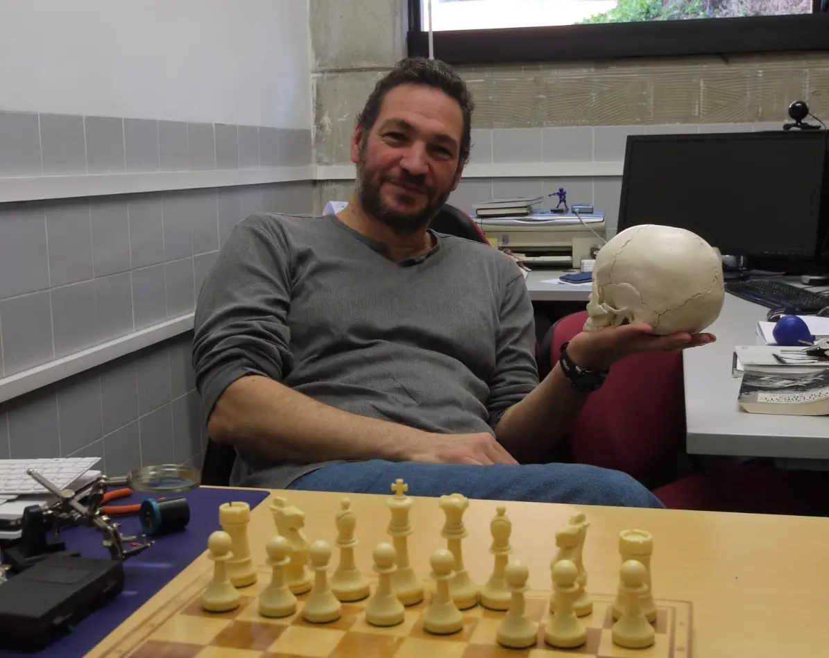 Otra imagen de Diego Rasskin, casi siempre cerca de algún tablero de ajedrez