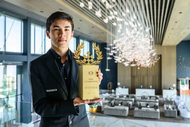 Javokhir Sindarov, con su trofeo como campeón del torneo de Candidatos. Foto: Michal Walusza / FIDE