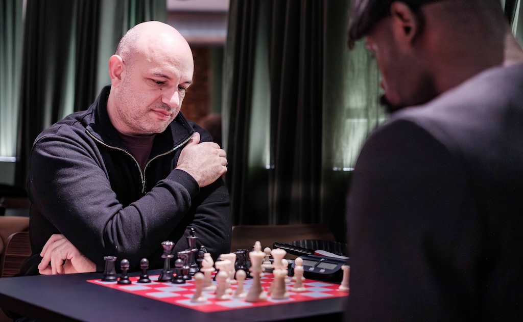 David Llada, jugando con Tunde Onakoya en el Gambit Café. Foto: FMB / Damas y Reyes