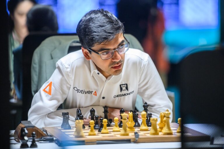 Candidatos 2026: tiro al palo de Anish Giri, que necesita ganar a Sindarov y un milagro Michal Walusza 4824 Giri Anish Netherlands Anish Giri tuvo opciones de triunfo y ahora necesita ganar a Sindarov en busca de un milagro. Foto: Michal Walusza / FIDE