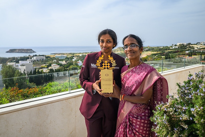 Vaishaloi, con su madre y el trofeo de ganadora del torneo de Candidatas. Foto: Michal Walusza / FIDE