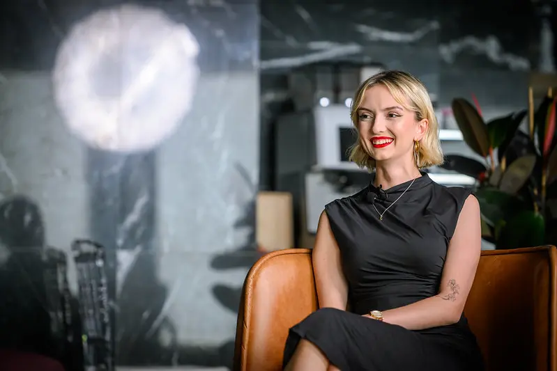 Charlize Van Zyl, entrevistadora de Sindarov para la FIDE. Foto: Michal Walusza