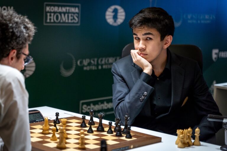 Javokhir Sindarov resistió a Caruana en una jornada crucial para mantener su ventaja en el Candidatos. Foto: Niki Riga / FIDE