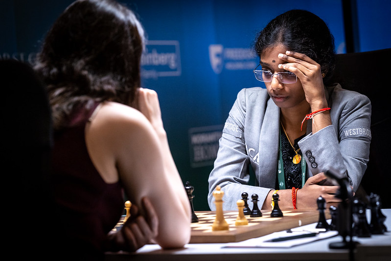 Vaishali Rameshbabu, líder del torneo femenino, derrotó a la rusa Goryachkina. Foto: Niki Riga / FIDE. Sindarov lidera el masculino.
