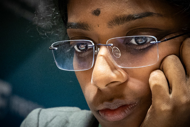 Vaishali Rameshbabu, una de las líderes del Candidatas. Partía como la menos favorita. Foto: Niki Riga / FIDE. Sindarov es el campeón del Candidatos abierto. 