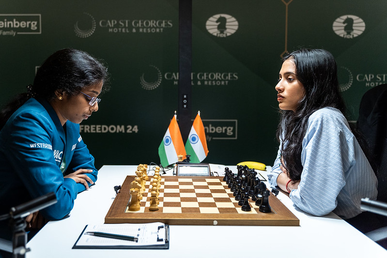 El duelo indio se resolvió a favor de Vaishali, que ya es líder. Foto: Niki Riga / FIDE. Giri