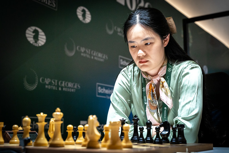 Zhu Jiner, colíder después de ganar a Vaishali. Giri no pasó del empate. Foto: Niki Riga / FIDE