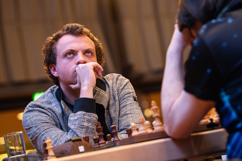 Las dos caras del selfi con Magnus Carlsen Stev Bonhage Grenke Freestyle Day1 Hans Niemann 020426 Karlsruhe Germany DSC 2623 Hans Niemann no le pidió ningún selfi a Carlsen. La foto se la hizo Stev Bonhage para Freestyle Chess