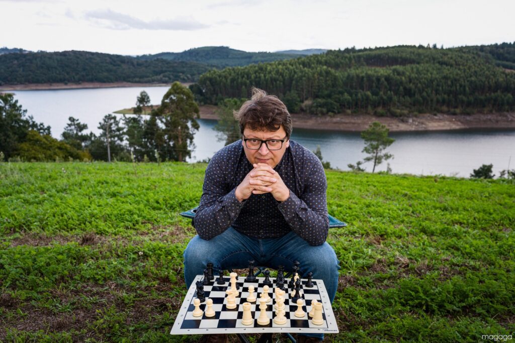 Xosé Zapata, en Arzúa, frente a un tablero, su lugar favorito además de una pantalla de cine o una mesa rodeado de amigos. 