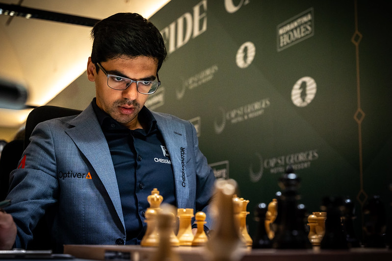 Anish Giri, el mejor perseguidor de Javokhir Sindarov. Foto: Niki Riga / FIDE