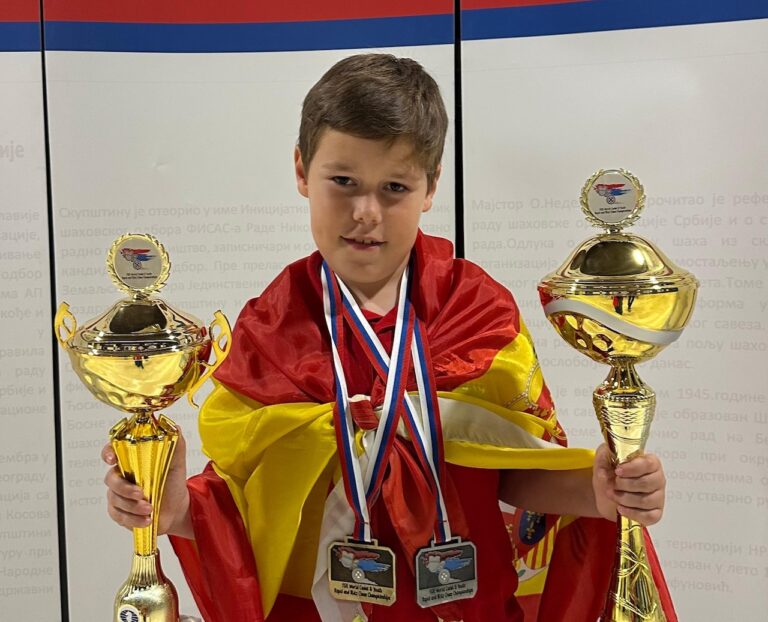 Marc Barceló, con sus dos trofeos como campeón y subcampeón del mundo. Fotos cedida por su padre, Javier Barceló.