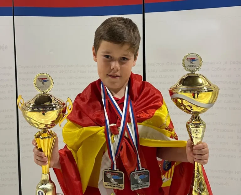 Marc Barceló, con sus dos trofeos como campeón y subcampeón del mundo. Fotos cedida por su padre, Javier Barceló.