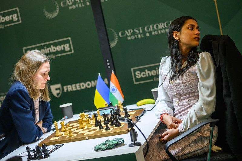 Divya Deshmukh le dio la vuelta a la partida contra Anna Muzychuk. Foto: Michal Walusza / FIDE. Logró una de las victorias del día, como Nakamura 