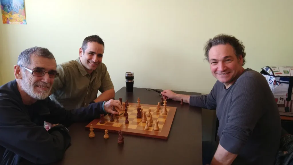 Diego Rasskin con Juanjo Gómez Caadenas (izquierda) y el gran maestro Alexis Cabrera. De los juegos de mesa, eligieron el mejor