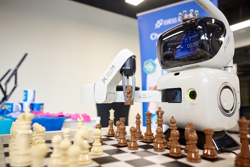 Entre las actividades paralelas, este simpático robot jugaba partidas de exhibición en el Europeo. David Antón quedó quinto. Fotos: ECU