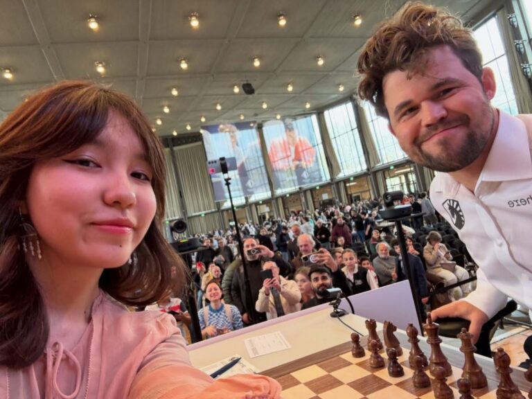 Las dos caras del selfi con Magnus Carlsen selfi carlsen Este es el selfi que se hicieron Magnus Carlsen y Alua Nurman
