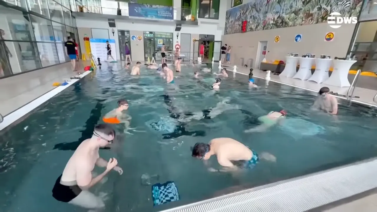 Imagen del Mundial de Ajedrez y Buceo celebrado en Polonia. Arriba podemos ver cómo es la partida de cerca y este es el aspecto de la sala de juego completa. Las fotos son capturas del canal de televisión DW. Rey ahogado