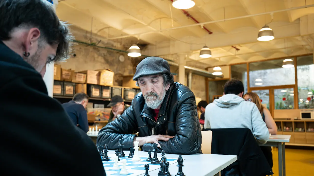 Uno de los participantes en las Fiestas del Gótic organizadas por la Fundación Arrels y Chess.com