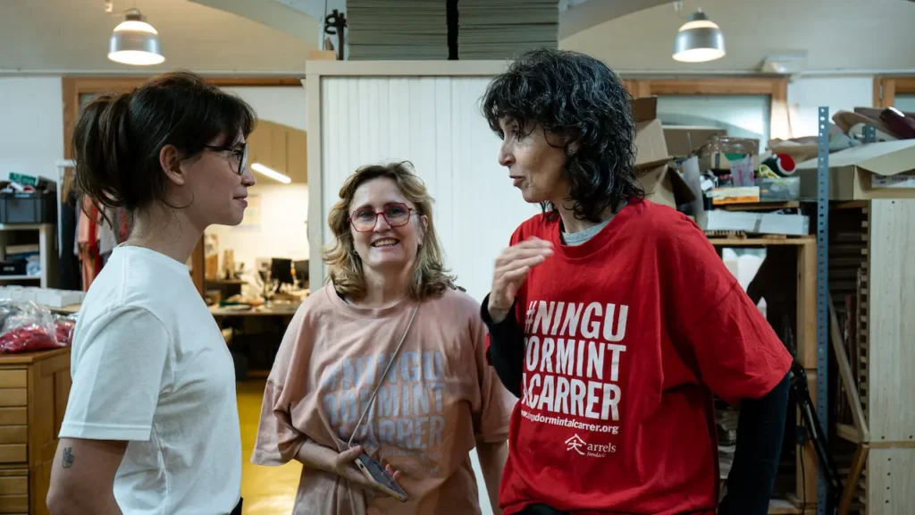 Myriam Ben Farhat (izquierda), en la jornada organizada en Barcelona para llevar el ajedrez a los sintecho. Foto: Chess.com