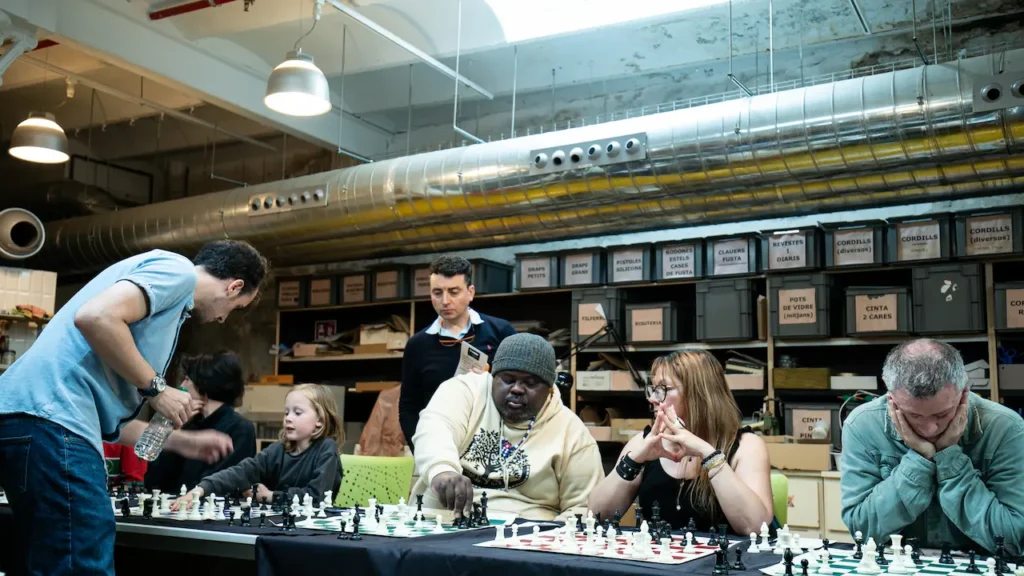 Una imagen de las simultáneas que impartió Àlvar Alonso. Foto: Isabel García de la Cruz / Chess.com