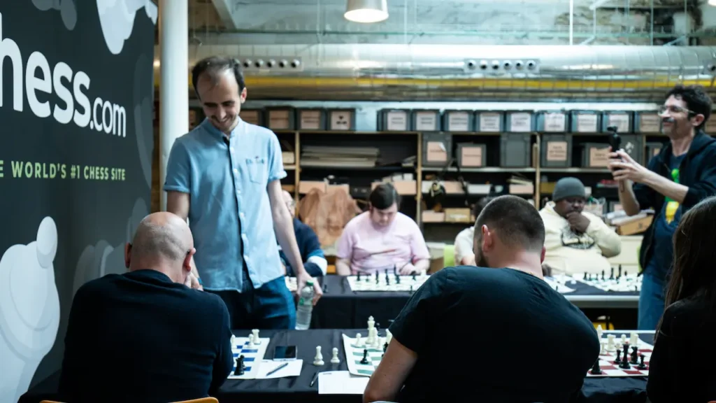El GM Àlvar Alonso dio una simultáneas dentro de la jornada de ajedrez en las Fiestas del Gótico. Foto: Chess.com