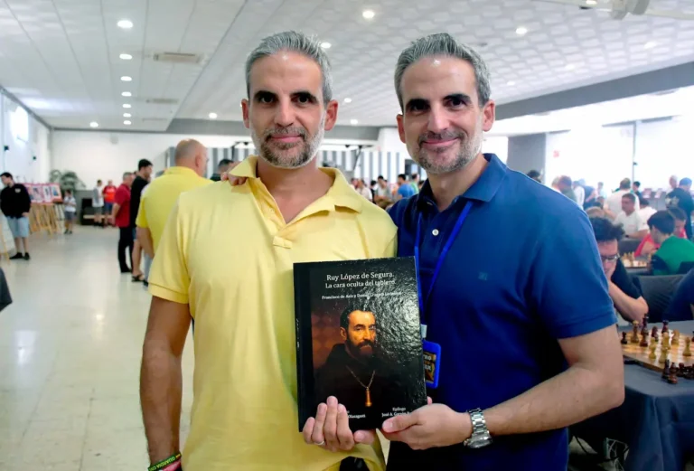 Francisco de Asís y Daniel Grajera, hermanos y autores del libro 'Ruy López de Segura. La cara oculta del tablero'