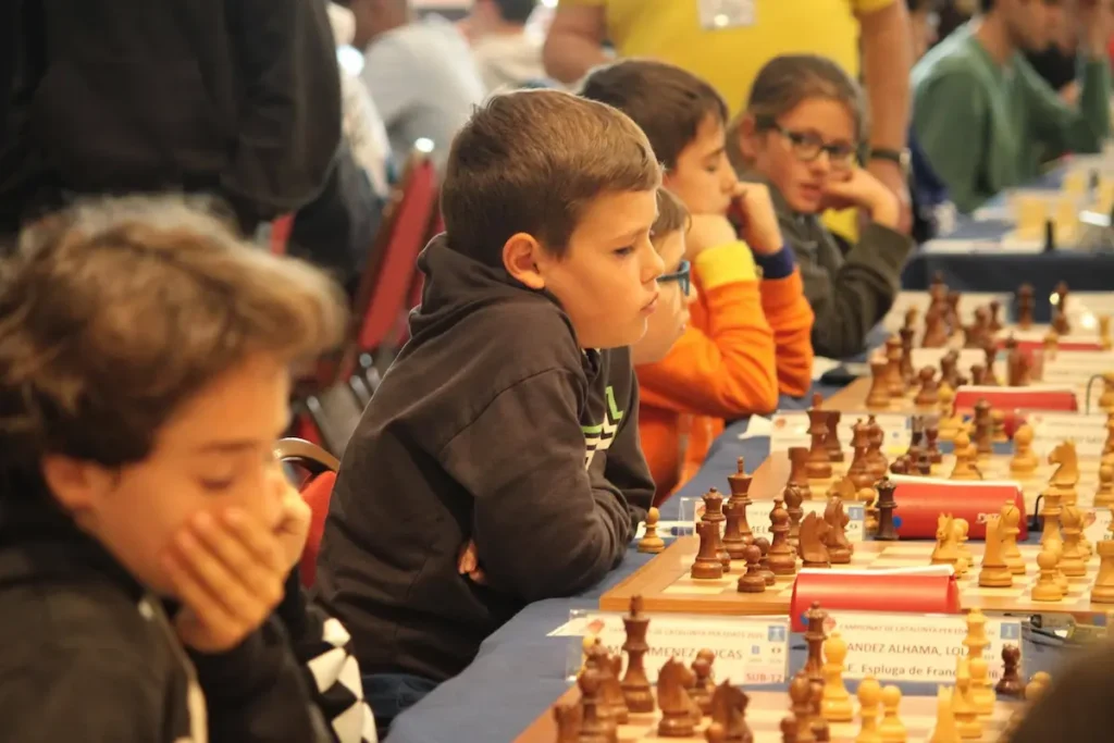 Marc Barceló, en el centro de la imagen, ajeno a cualquier polémica, ganó el Campeonato de Cataluña sub 10. Foto: Carles Vilà / Federación Catalana de Ajedrez