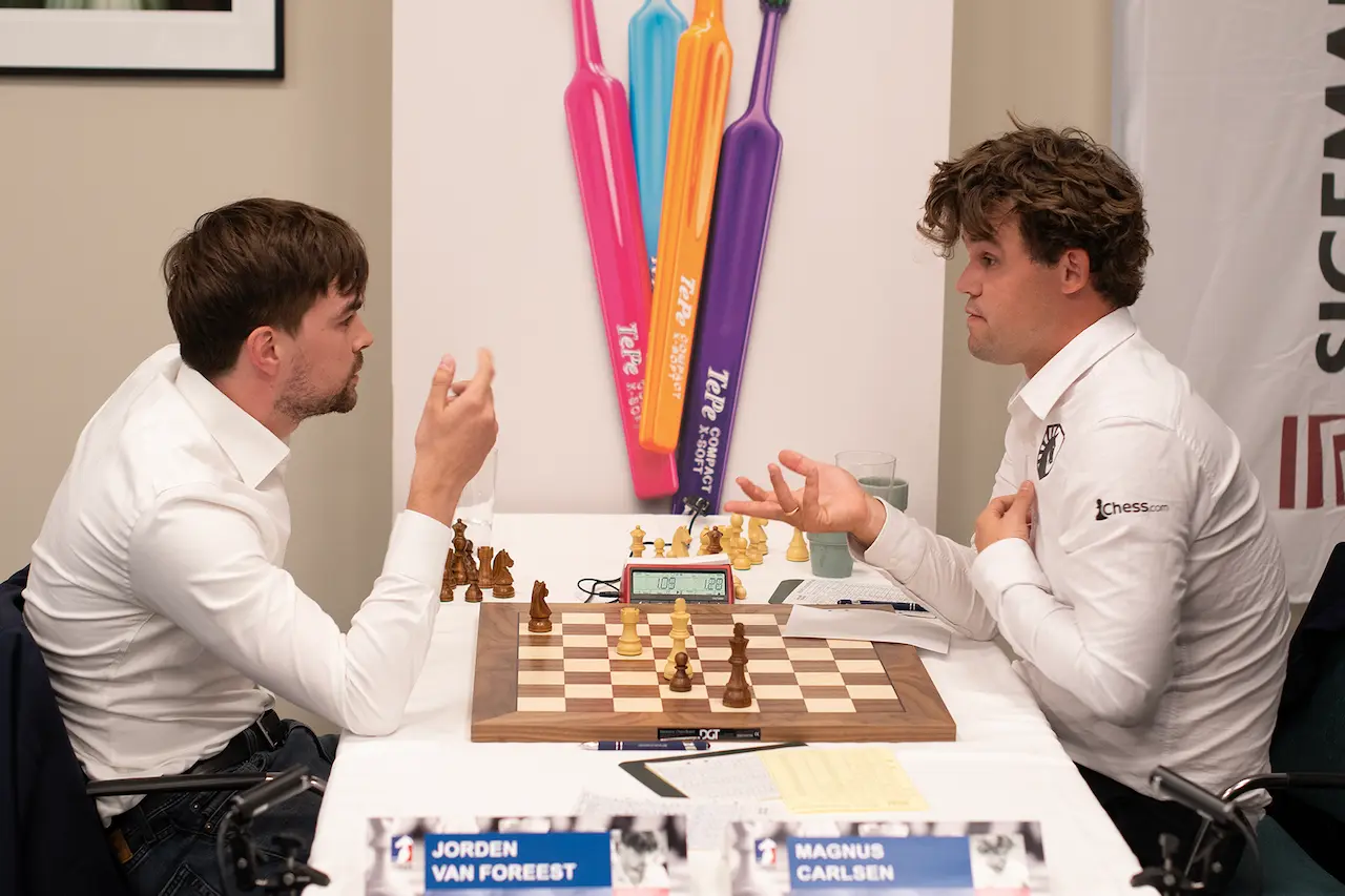 Jorden Van Foreest conversa con  Magnus Carlsen después de su partida. Fotos: Peter Doggers