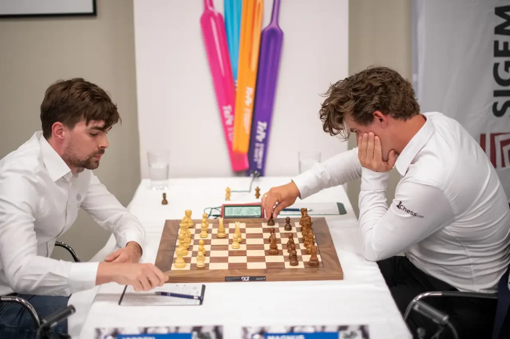 Jorden Van Foreest, en su partida contra Magnus Carlsen. Foto Peter Doggers: