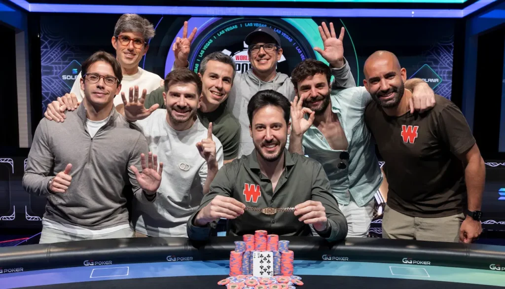 Adrián Mateos, con sus compañeros del equipo profesional de Winamax