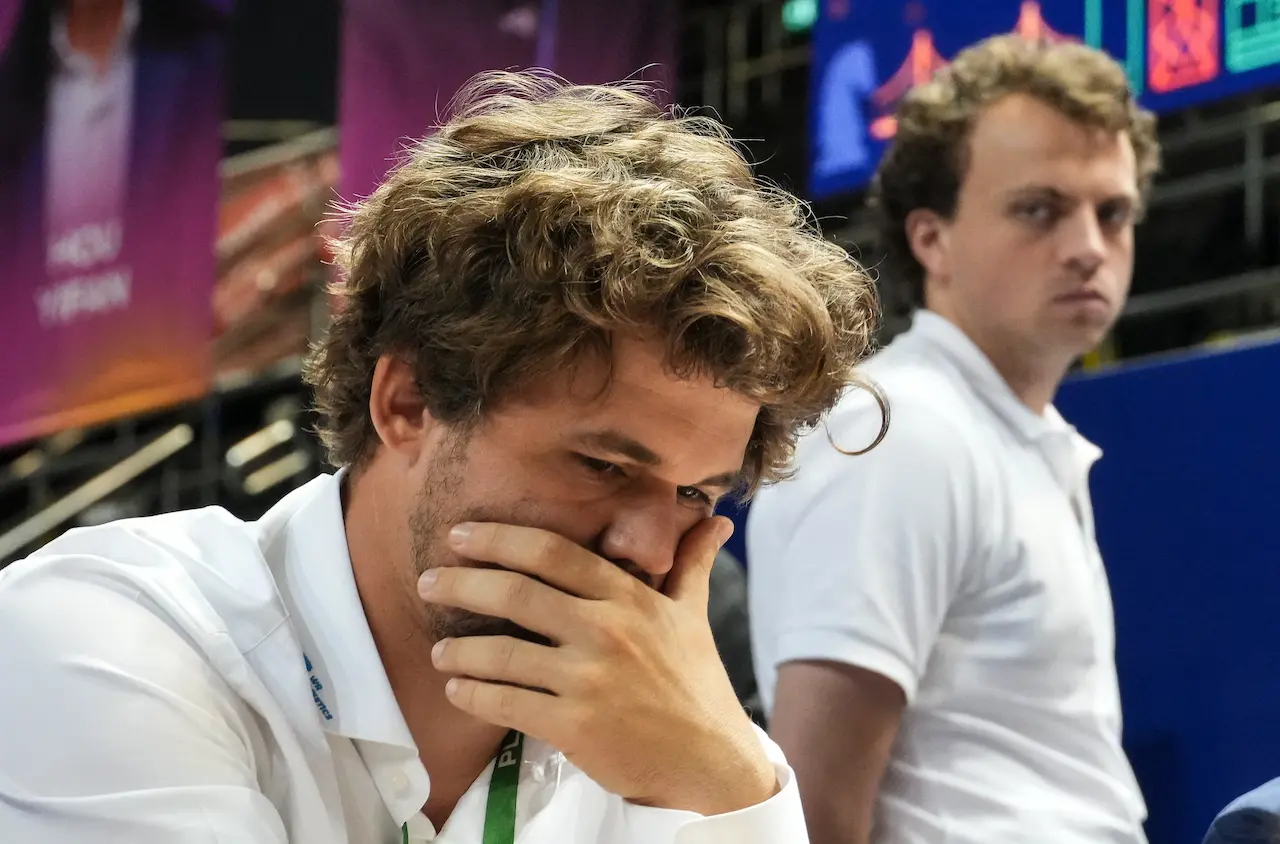 Magnus Carlsen se estrella en Hong Kong andrei anosov carlsen magnus hans niemann 2 Magnus Carlsen, observado por Hans Niemann. Foto: Andrei Anosov / FIDE