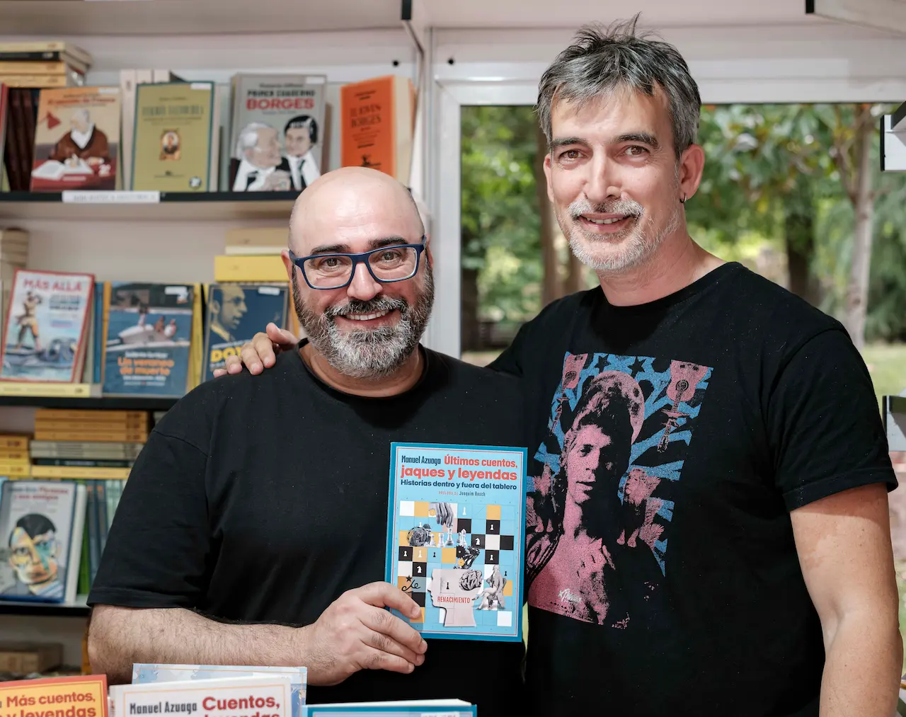 Manuel Azuaga, el alto, con Jorge Domingo, en la Feria del Libro de Madrid. Foto: FMB / Damas y Reyes