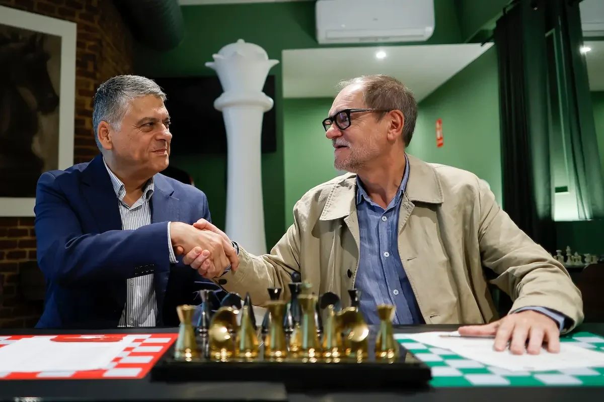 Javier Ochoa, presidente de la FEDA, y Jorge Mahía, director ejecutivo de B 100, en la presentación del acuerdo en Gambit Café