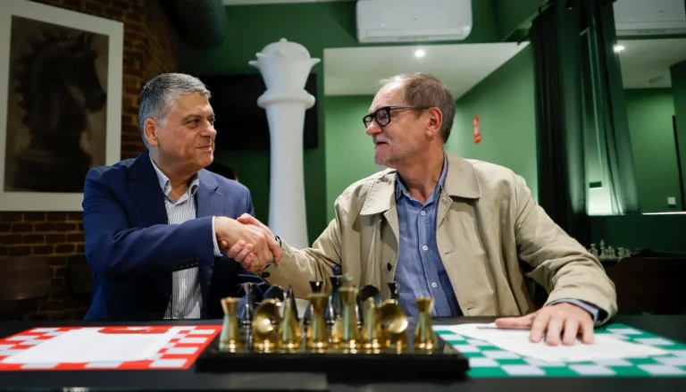 Javier Ochoa, presidente de la FEDA, y Jorge Mahía, director ejecutivo de B 100, en la presentación del acuerdo en Gambit Café