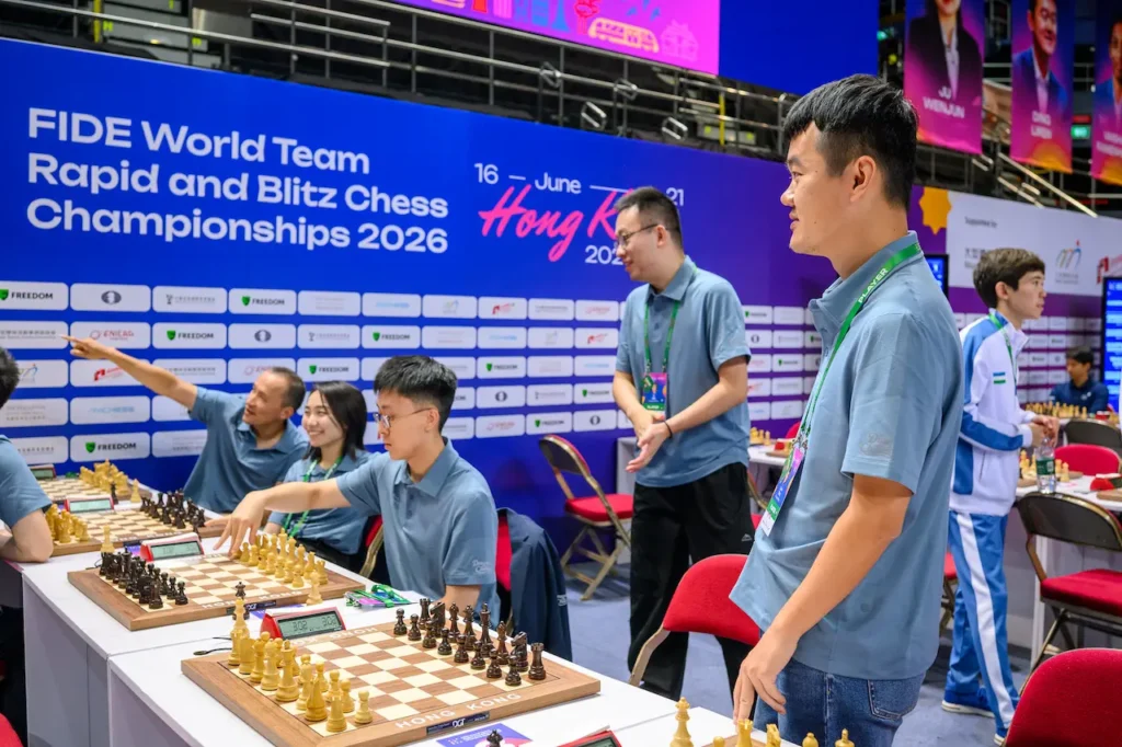 Ding Liren, en primer término, líder de los Dragon Chilling, campeones del Mundial por Equipos. Foto: Michal Walusza / FIDE