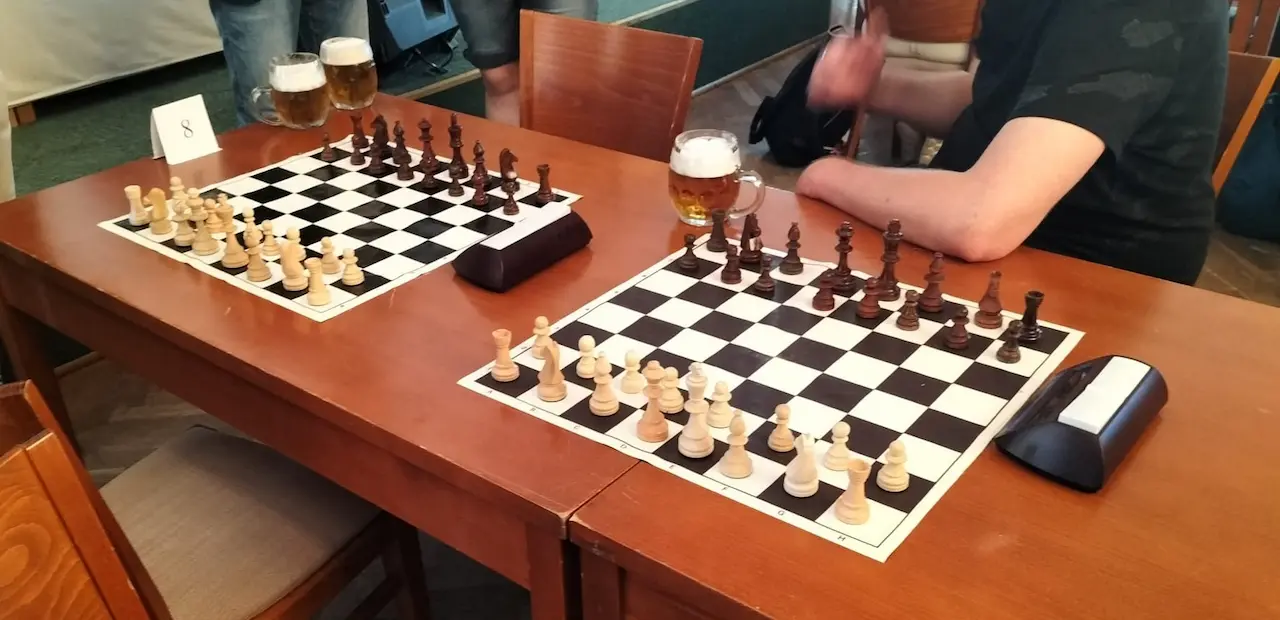 Calentando motores desde muy pronto. Ajedrez y cerveza en Praga. (Foto: JF)