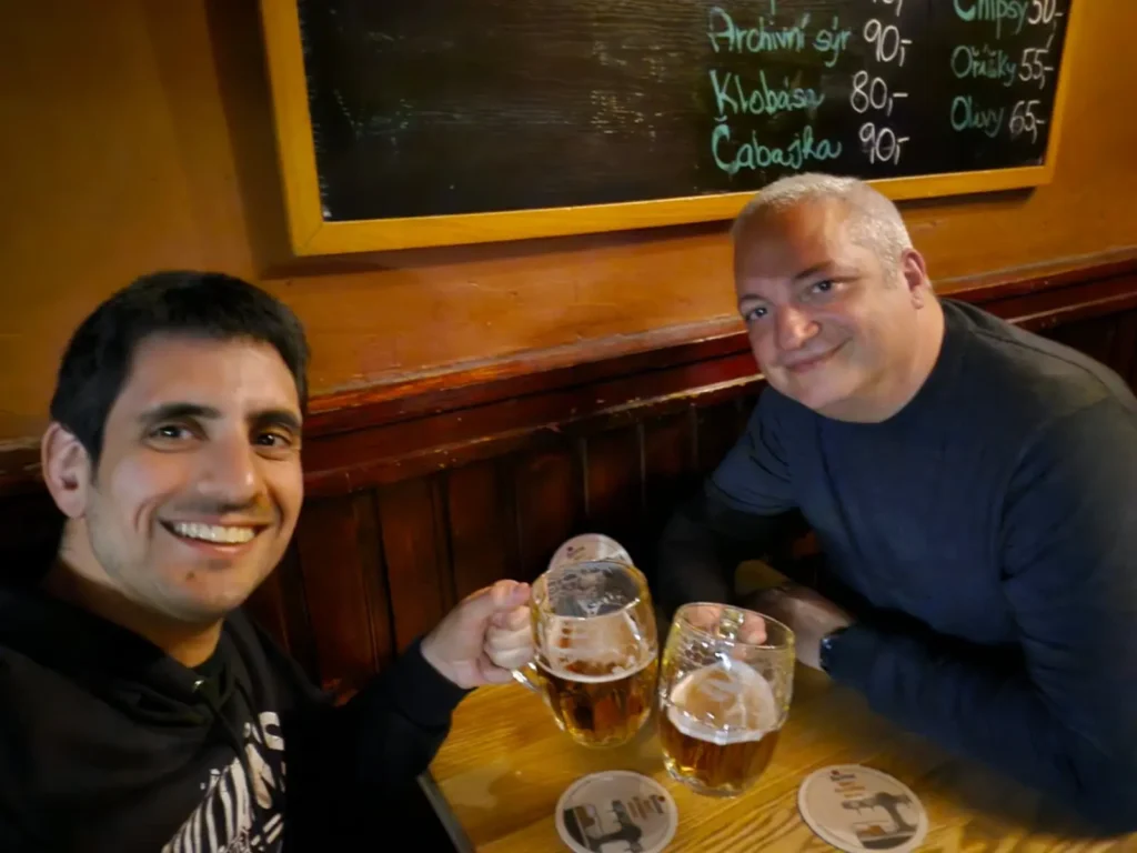 Ajedrez y cerveza en Praga foto luis 01 Entrenando con la pareja de alfiles (Foto: Luis)