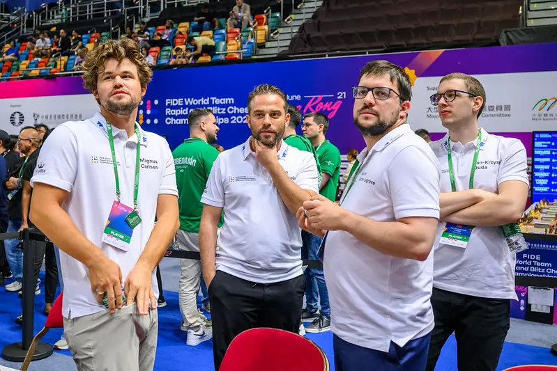 Magnus Carlsen, con sus compañeros de WR Chess, en el Mundial por Equipos que ganó el conjunto de Ding Liren. Foto: Michal Walusza / FIDE
