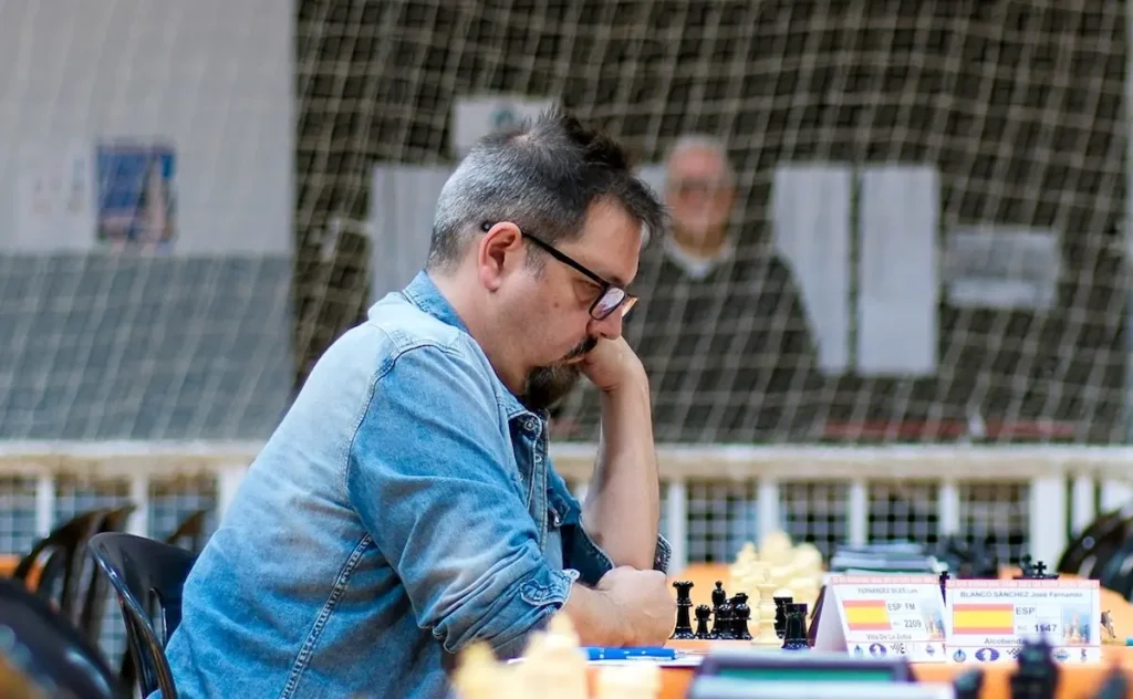 Luis Fernández Siles, biógrafo de Capablanca y Alekhine, en el Abierto de San Vicente del Raspeig. Foto: FMB / Damas y Reyes
