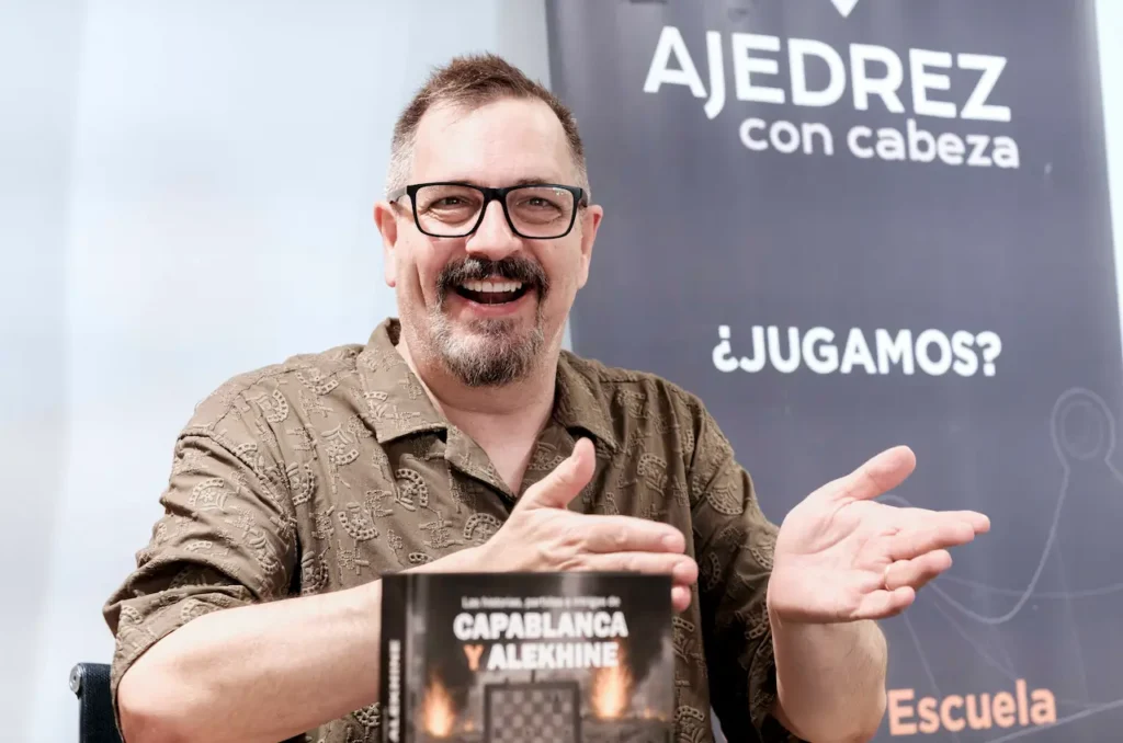 Luisón, en la presentación de su libro sobre Capablanca y Alekhine. Foto: FMB / Damas y Reyes