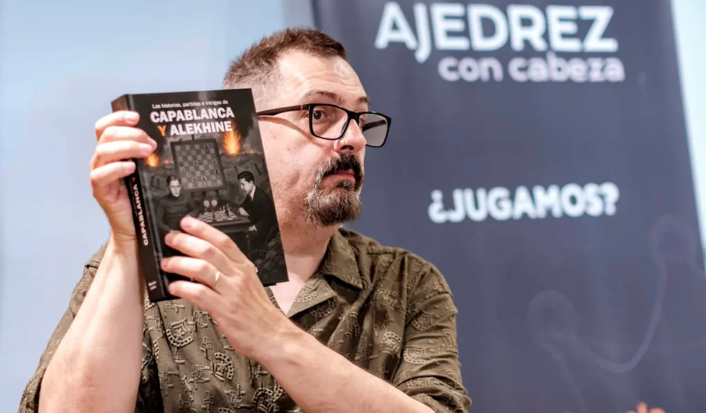 Luis Fernández Siles, en un momento de la presentación de su libro sobre Capablanca y Alekhine. Fotos: FMB / Damas y Reyes