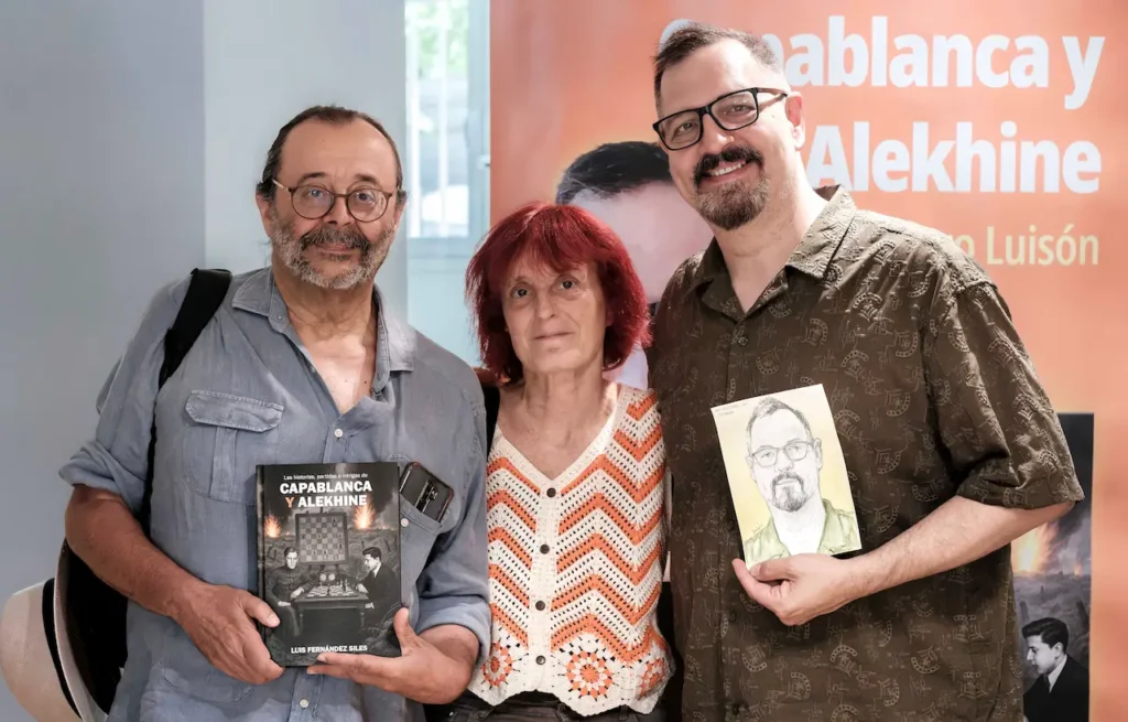 Luis Fernández Siles, con Mariano García Díez y María José Acosta, que le hizo uno de sus retratos. Foto: FMB / Damas y Reyes