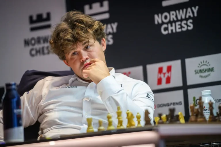 Magnus Carlsen, con cara de pocos amigos en el Norway Chess. Foto: Michal Walusza