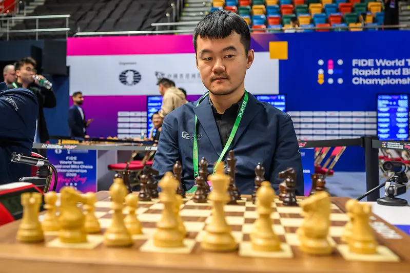 Ding Liren, fotografiado por Michal Walusza. Su equipo ganó, pero él no convenció